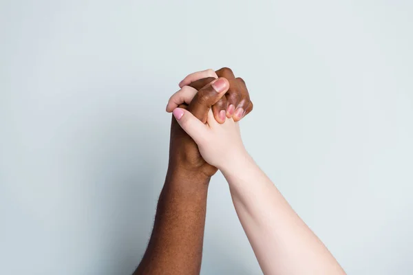 Κοντινό πλάνο φωτογραφία δύο χεριών διαφορετικό χρώμα δέρματος φυλής πολυεθνικό ζευγάρι καλύτεροι φίλοι θέμα κατά του ρατσισμού βοηθήσει την υποστήριξη από κοινού αγάπη σώσει κόσμο ρομαντική ημερομηνία απομονωμένο γκρι φόντο — Φωτογραφία Αρχείου