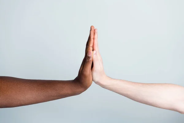 两臂拍的合影给五个不同种族的多民族关系反种族主义议题帮助全球伙伴移民融合孤立的灰色背景 — 图库照片