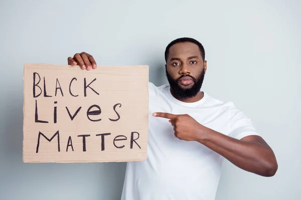 Czarne życia mają znaczenie. Zdjęcie rozczarowanej ciemnej skóry afrykański protestujący bezpośredni palec placard demonstrują postawę społeczeństwa wobec czarnych obywateli bezprawie izolowane szary kolor tła — Zdjęcie stockowe