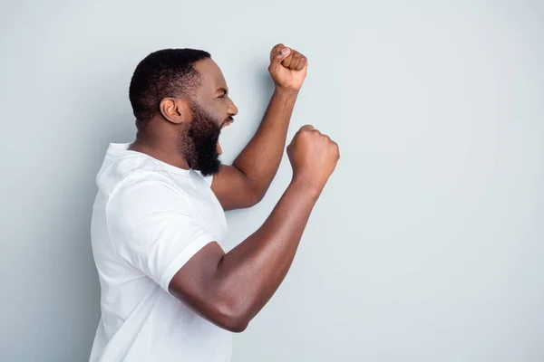 Přestaň. Profil fotografie rozhořčený tmavé kůže africký chlap protester komunita protest křičí naštvaný raise pěsti vyjádřit sounáležitost kultura samota nosit tričko izolované šedá barva pozadí — Stock fotografie