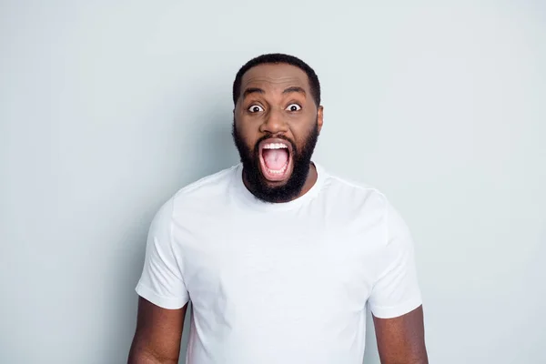 Bitte kann ich nicht atmen. Foto von Wut wütend empört dunkle Haut afrikanisch Kerl Protestler Gemeinde Protest schreien Demonstrationsgruppe Gesetzlosigkeit tragen weißes T-Shirt isoliert graue Farbe Hintergrund — Stockfoto