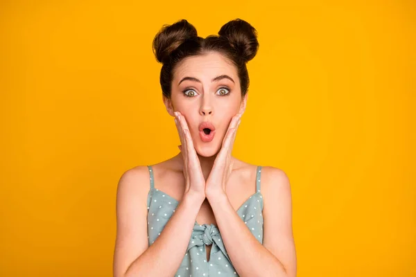 Retrato de menina millennial surpreendido ouvir maravilhoso pechincha novidade impressionado grito toque mãos bochechas desgaste top tanque isolado sobre fundo de cor brilhante — Fotografia de Stock