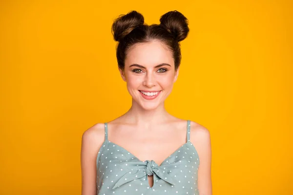 Close up foto de atraente muito agradável menina olhar na câmera sorriso dental desfrutar de seu fim de semana de primavera usar roupa moderna isolado sobre fundo de cor vívida — Fotografia de Stock