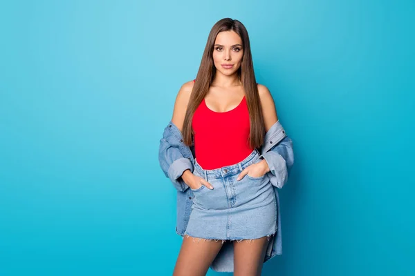 Retrato de dulce encantadora chica agradable quiere atraer a millonario chico poner manos bolsillos usar ropa de tendencia elegante aislado sobre fondo de color azul — Foto de Stock