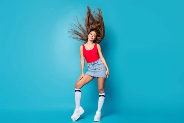 Foto de comprimento total da menina bonita alegre desfrutar de primavera tempo livre fim de semana sonho sonho virou sua cabeça corte de cabelo mosca desgaste singlet calçado isolado sobre fundo de cor azul — Fotografia de Stock