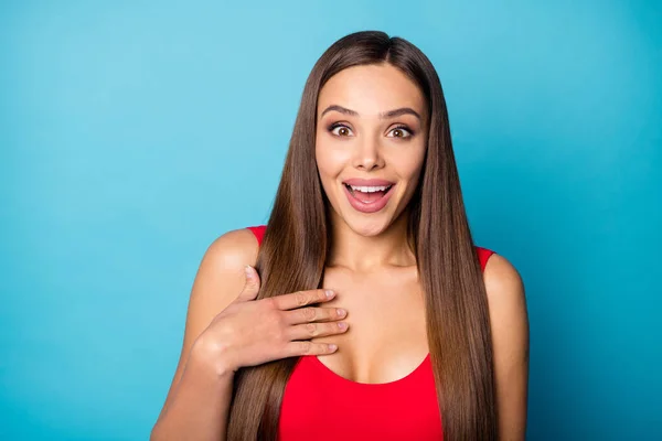 Close up foto de menina alegre surpreso desfrutar de sua hora de verão fortuna loteria ganhar ela apontar-se palma impressionado grito wow omg usar singlet isolado sobre fundo de cor azul — Fotografia de Stock