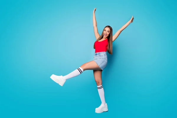 Foto de tamaño completo de la entusiasta chica emocionada disfrutar de vacaciones de primavera tiempo libre levantar las manos grito desgaste estilo casual hipster look ropa zapatos aislados sobre fondo de color azul —  Fotos de Stock