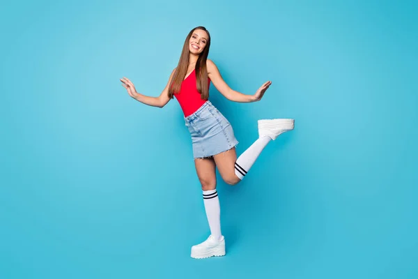 In voller Länge Foto der schönen mädchenhaften Dame genießen Frühling freie Zeit Wochenende Urlaub heben Hände Beine tragen Singlet Schuhe isoliert über blauer Farbe Hintergrund — Stockfoto