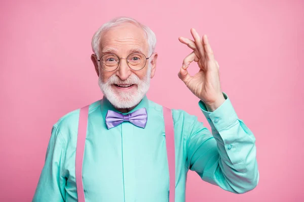 Retrato de positivo alegre velho cavalheiro mostrar ok sinal decidir escolher anúncios perfeitos escolha desgaste bom look roupa roxo laço gravata isolada sobre fundo cor pastel — Fotografia de Stock