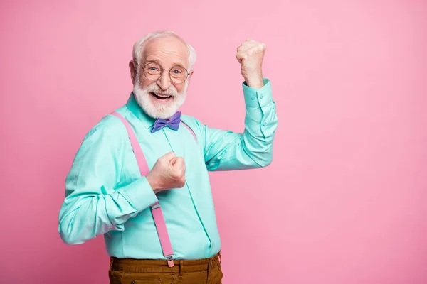 Profil foto av funky galen morfar höja nävar extatisk gott humör cool prestation bära specs mintskjorta hängslen violett fluga byxor isolerad rosa pastell färg bakgrund — Stockfoto