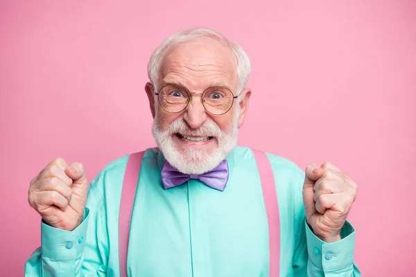 Nahaufnahme Foto von verrückten Opa negativen Gesichtsausdruck Grimasse empört heben Fäuste grinsend tragen Spezifikationen Minzhemd Hosenträger violette Fliege isoliert rosa Pastellfarbe Hintergrund — Stockfoto