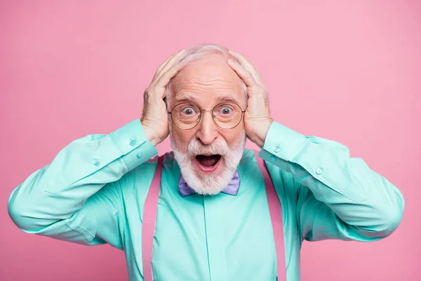 Nahaufnahme Foto von funky cool Opa zahm Lächeln Hände auf dem Kopf aussehen Rabattpreise tragen Spezifikationen Mint-Hemd Hosenträger Fliege isoliert hell rosa Pastellfarbe Hintergrund — Stockfoto