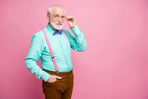 잘 볼 수있어. 놀라운 스타일의 할아버지 사진 똑똑 해 보이는 영리 한 눈에 분홍 바지를 착용 한 박하 셔츠를 착용하고 있다. — 스톡 사진