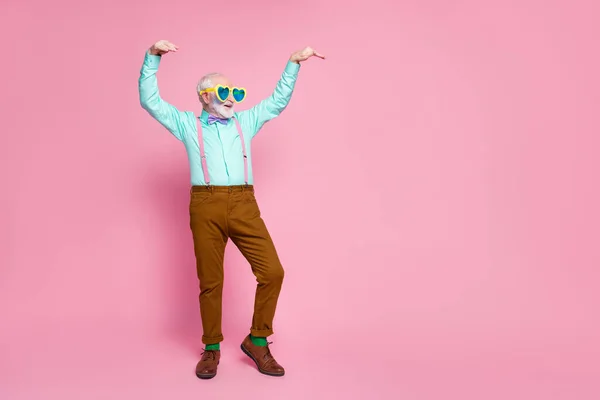Çılgın büyükbaba toplantısının tam boy fotoğrafı gençlik hareketi sevindirici modern hareketler gözlük askısı gömlek menekşe papyon pantolon çoraplar izole edilmiş pastel renk arka plan — Stok fotoğraf