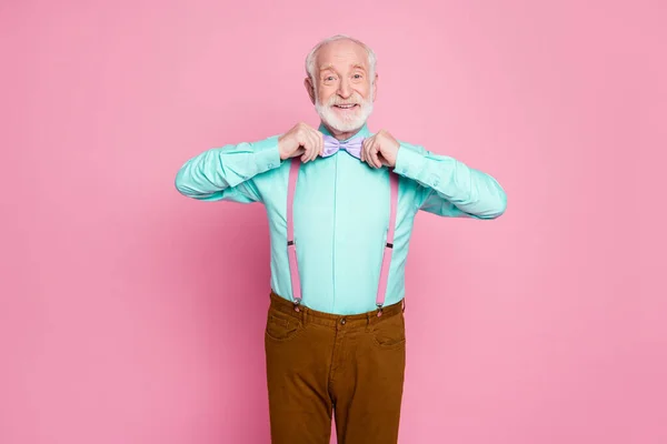 Foto de olhar elegante engraçado vovô segurar as mãos botão decote emoções positivas antes do partido sênior desgaste camisa suspensórios arco violeta gravata calças isolado pastel cor-de-rosa fundo — Fotografia de Stock