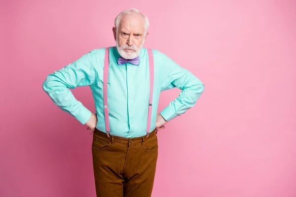 Foto de louco louco idoso homem mãos por lados irritado grimace culpando crianças para estragar móveis desgaste hortelã camisa suspensórios arco gravata calças isoladas rosa fundo pastel — Fotografia de Stock