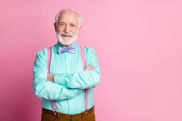 Foto de ropa con estilo increíble abuelo brazos cruzados expresión facial positiva sonrisa desgaste menta camisa tirantes pajarita violeta aislado brillante rosa pastel fondo —  Fotos de Stock