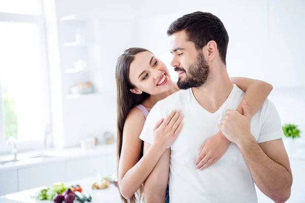 Porträt positiver charmanter Ehepartner Paar Frau huckepack Umarmung Mann aussehen genießen Ruhe entspannen Datum zu Hause bleiben Quarantäne im Haus Küche drinnen — Stockfoto