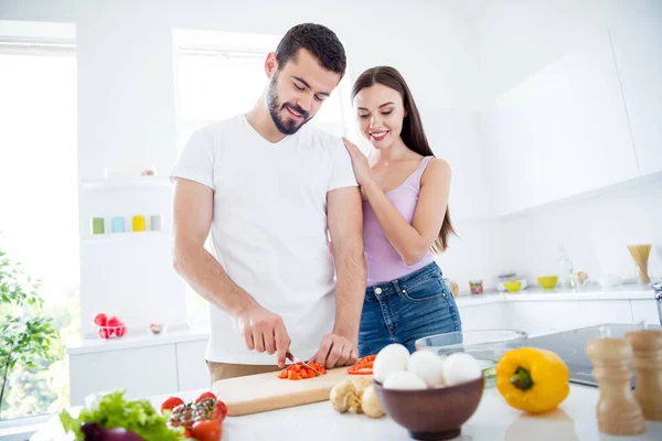 Photo of idyllic két ember készít ízletes organikus étel konyha férfi vágott vitaminok paprika aprítás fórumon nő élvezze séf segítséget keresni a hétvégi életmód ház beltéri — Stock Fotó