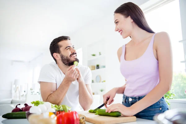 Porträtt av två personer har stannat hemma karantän förbereda färsk veggie skålen kvinna skära hackning styrelse gurka man titta äta skiva i huset inomhus — Stockfoto