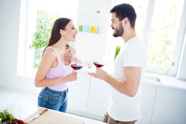 Profil sida foto av positiv glad man kvinna gift par stanna hemma kök håll glas vin njuta måltid datum berätta tala skratta i huset inomhus — Stockfoto