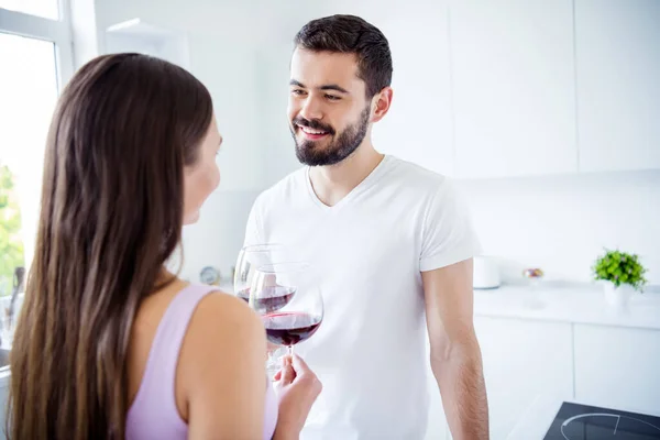 Bakre ryggraden visa foto av positiva bindning makar man kvinna har stanna hemma romantisk måltid hålla glas vin toast clink jubel i köket inomhus — Stockfoto