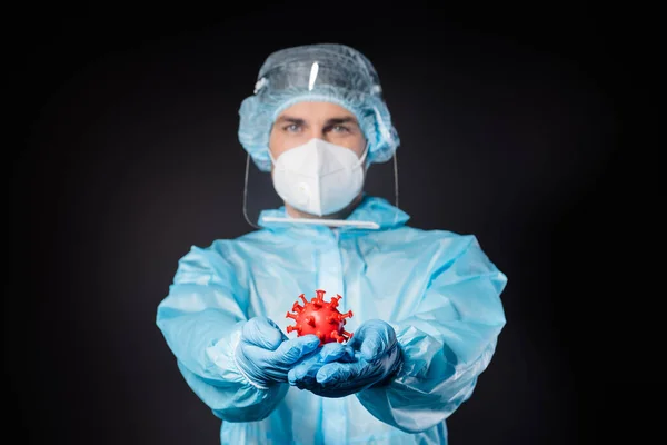 Zbliżenie zdjęcie facet doc wirusolog pokazując dla całego świata covid bakterie szczepionka nosić maska hazmat niebieski mundur chirurgiczne czapka twarz tarcza odizolowany czarny kolor tło — Zdjęcie stockowe
