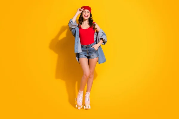 Full length photo of candid teen student youth girl touch her street style hat enjoy riding roller skates φορούν σλιπ — Φωτογραφία Αρχείου