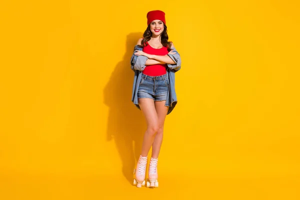 Πλήρης φωτογραφία μεγέθους των θετικών χαρούμενα ταιριάζει δρόμο στυλ χιλιετή κορίτσι σταυρωμένα χέρια απολαύσετε πατίνια βόλτα υπόλοιπο φορούν κόκκινο καπέλο τζιν δεξαμενή-top απομονωμένο σε φωτεινό φόντο χρώμα — Φωτογραφία Αρχείου