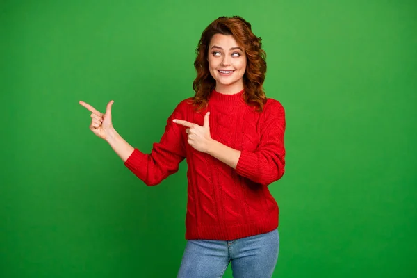 Retrato de positivo alegre chica punto dedo copia espacio demostrar anuncios promo recomendar sugerir descuentos seleccionados desgaste jersey denim aislado sobre fondo de color brillante —  Fotos de Stock