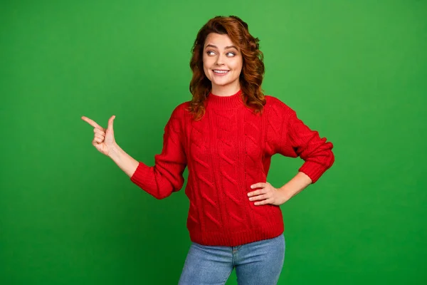 Retrato de chica alegre positiva punto dedo copia espacio recomendar sugerir anuncios selectos promo desgaste pantalones vaqueros suéter de moda aislado sobre brillo color fondo —  Fotos de Stock