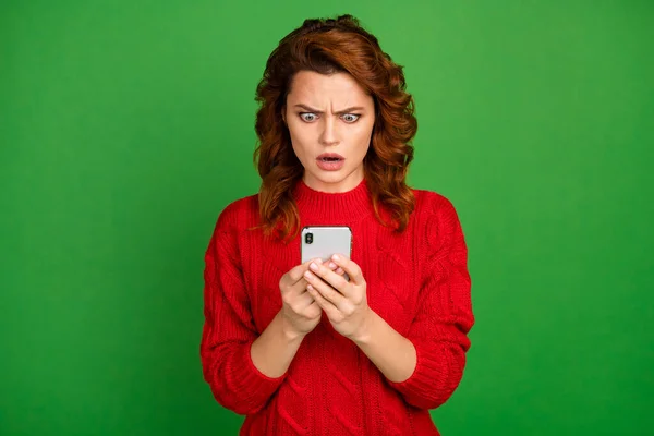 Portret van verbaasd vrouw gebruik mobiele telefoon lees sociale netwerk opmerkingen post onder de indruk schreeuw omg ongelooflijke slijtage gebreide trui geïsoleerd over heldere kleur achtergrond — Stockfoto
