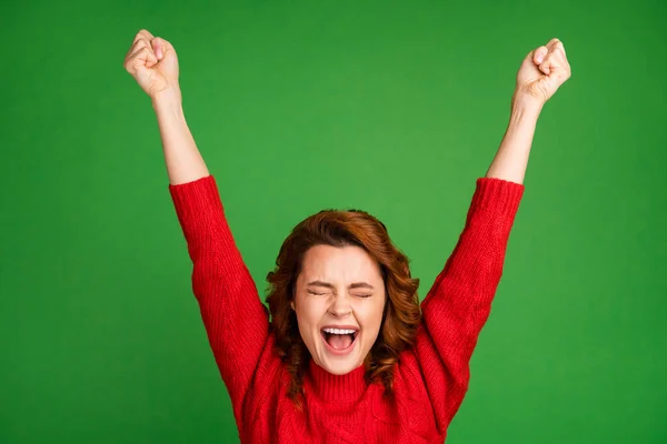 Porträtt av glad glad glad kvinna fira lotteri lycklig vinna höja händerna knytnävar skrika ja bära stickad vinter jumper isolerad över levande färg bakgrund — Stockfoto