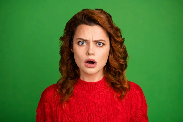 Портрет враженої розчарованої жінки чує неймовірну робочу помилку новинка крик в'язаний пуловер ізольований на блискучому кольоровому фоні — стокове фото
