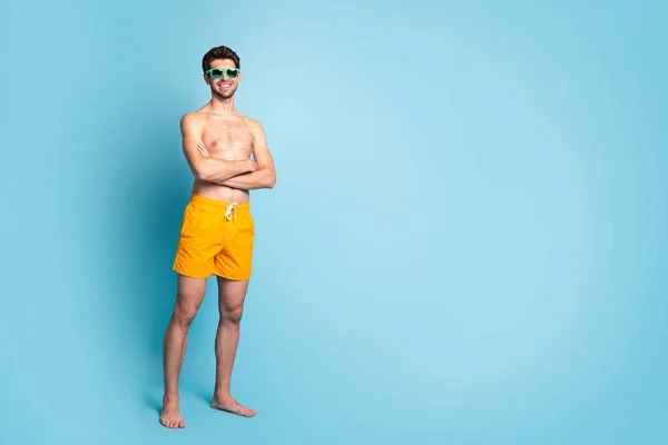 Full length body size view of he nice attractive cheapful guy in swimming shorts cross hands resort spa hotel trip απομονωμένο σε έντονο λαμπερό πράσινο μπλε τυρκουάζ φόντο — Φωτογραφία Αρχείου