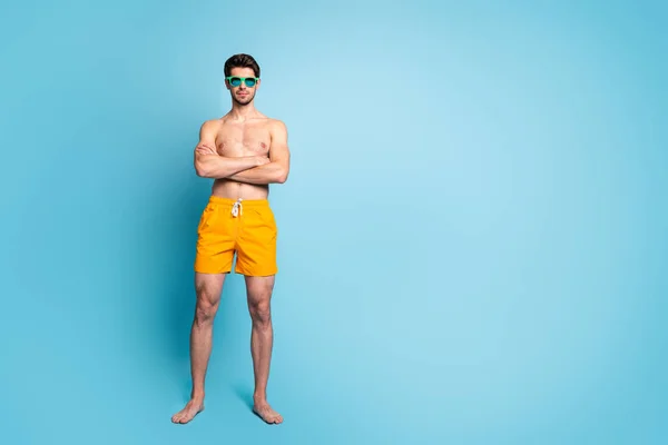 Full length dimensione del corpo vista della sua bella attraente ragazzo virile maschile che indossa pantaloncini da bagno mani incrociate isolato su brillante vivido brillare vibrante verde blu turchese colore di sfondo — Foto Stock