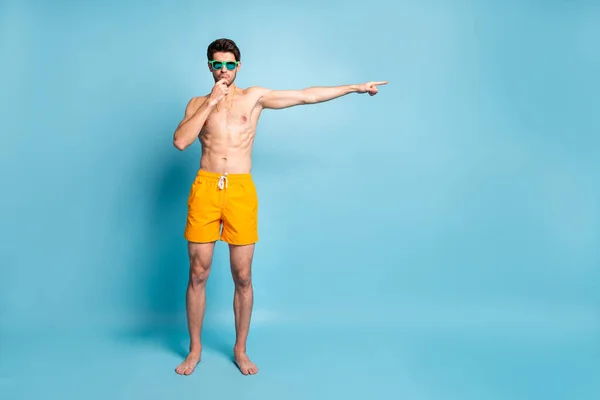Ganzkörperfoto des Rettungsschwimmers, der mit dem Zeigefinger wegzeigt, um die Bewegungsrichtung für das gesamte Schwimmen anzuzeigen, isoliert pastellblauer Hintergrund — Stockfoto