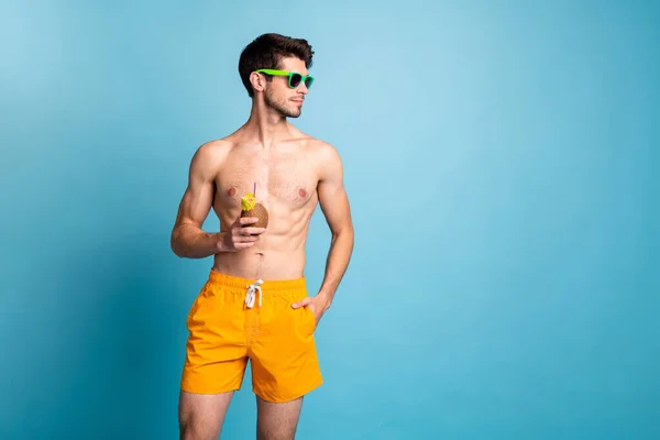 Фото красивого привабливого впевненого чоловіка з руками в кишенях з тулубом голий тримає кухоль кокосового ізольованого пастельного кольору фону — стокове фото