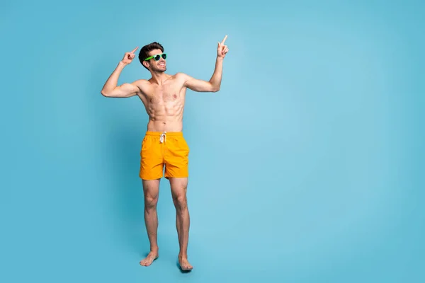 Foto ukuran tubuh penuh pria positif ceria dengan janggut menari dengan telunjuk di mata sunglass mengenakan celana pendek kuning terisolasi latar belakang warna pastel — Stok Foto