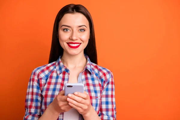 Tutup foto gadis positif ceria menggunakan ponsel media sosial pengguna merasakan emosi konten posting blog umpan balik menikmati pakaian yang bagus terisolasi di atas warna latar belakang oranye — Stok Foto