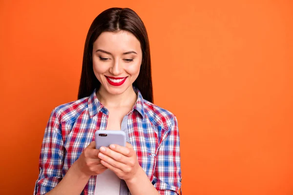 Close up zdjęcie pozytywnej pogodnej dziewczyny używać smartfona czytać social media blogowanie informacji na czacie z dziewczyną nosić w kratkę strój izolowany na jasnym tle kolorów — Zdjęcie stockowe