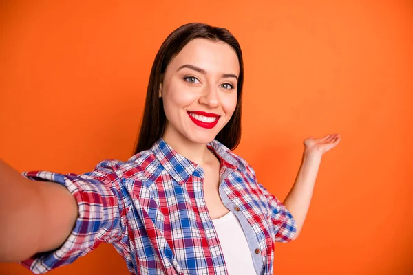 Close up foto de encantador bonito agradável menina desfrutar de viagem de verão fazer selfie convidar seus amigos usar roupas xadrez isolado sobre fundo de cor brilhante — Fotografia de Stock