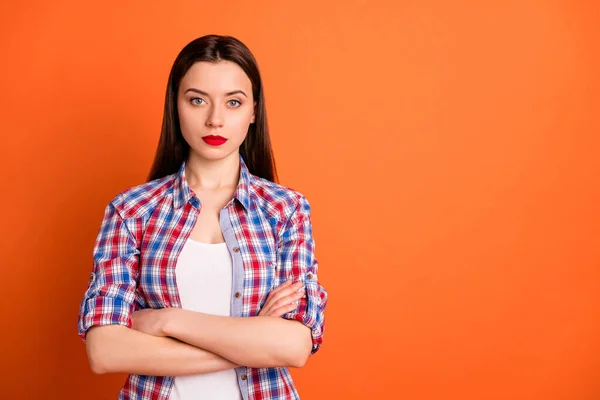 Retrato dela ela agradável-olhando atraente conteúdo encantador sério menina de cabelos lisos vestindo camisa verificados braços dobrados isolados sobre brilhante brilho vívido vibrante cor de fundo laranja — Fotografia de Stock