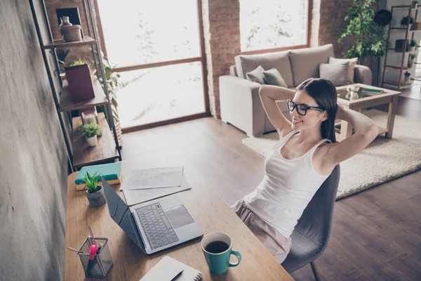 Topo acima de ângulo alto vista foto de conteúdo agradável menina colarinho comerciante trabalho remoto completo ter descanso uso laptop assistir séries esticar as mãos sentar cadeira de mesa em casa dentro de casa — Fotografia de Stock