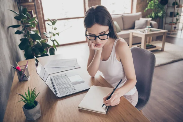 Ritratto di frustrata ragazza ceo copia scrittore sedersi scrivania lavoro remoto scrivere copybook progetto non hanno idea tenere la matita in casa moderna al chiuso — Foto Stock