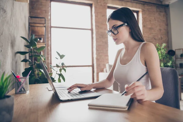 Profilseite Foto von fokussierten Vermarkter Mädchen sitzen Schreibtischstuhl Arbeit Remote Laptop Uhr Start-up Organisation Ausbildung Coaching Stuhl schreiben Werbebuch Tipps folgen Link in modernen Haus drinnen — Stockfoto