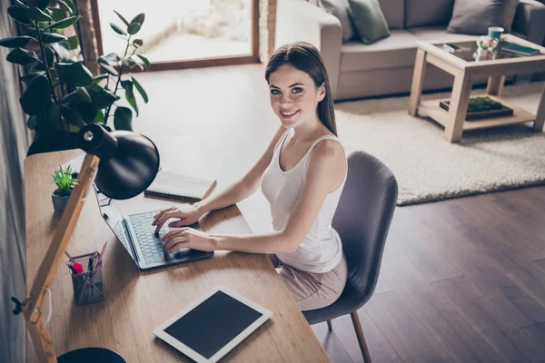 Top nad vysokým úhlem pohledu fotografie pozitivní veselý úspěšný marketer sit desk práce dálkové mají start-up projekt úkol použít notebook psaní chatování v domě uvnitř — Stock fotografie