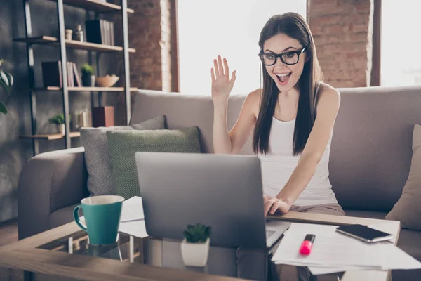 Porträtt av framgångsrik överraskad positiv coach flicka sitta divan använda laptop video samtal partnerskap hålla handen hälsa kollegor i huset inomhus — Stockfoto