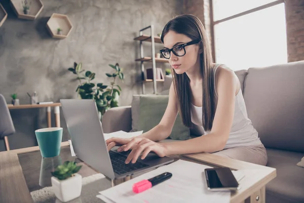 Foto do profissional de marketing focado ceo agente imobiliário sentar divã trabalho distância laptop pesquisa startup progresso estatísticas têm discussão chefe on-line em casa dentro de casa — Fotografia de Stock