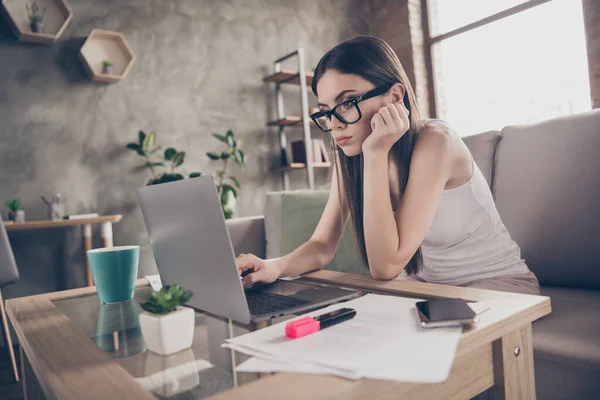 Retrato de advogado focado ceo menina sentar divã mesa trabalho distância laptop analisar o desenvolvimento progresso estatísticas relatório de mensagens de texto chefe executivo em casa dentro de casa — Fotografia de Stock